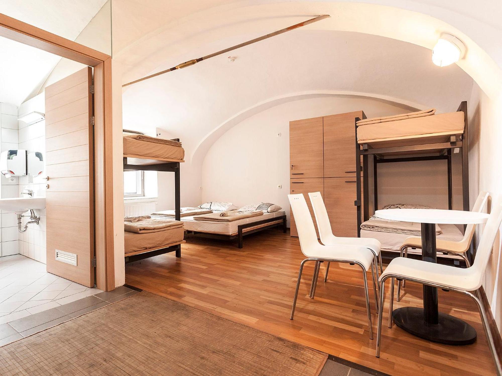 Hostel Situla Ново Место Екстер'єр фото